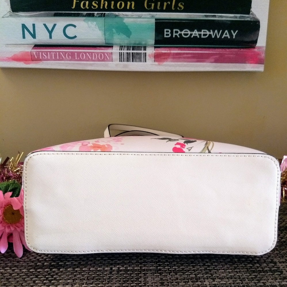 OUT Of STOCK Guess Pink Floral Garren Tote Set - Picture 8 of 13